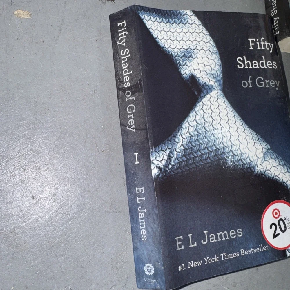 Fifty Shades Darker : Book Two of the Fifty Shades Trilogy by E. L. James (2012,